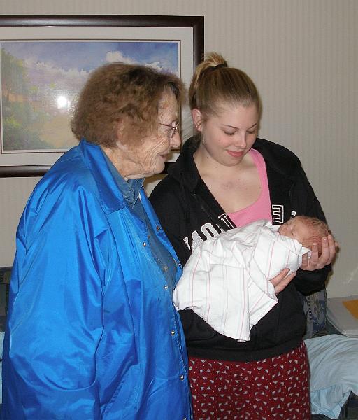 ggmaandk1.JPG - Great Grandma Ruth and Lindsey's cousin Kristen with 5 hour old Kalin.